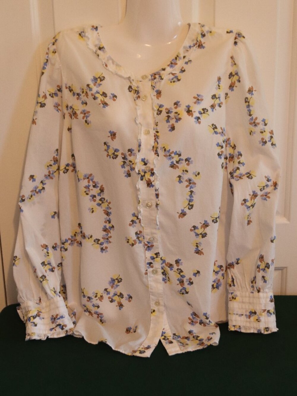 Talbots Pleated Trim Floral Lightweight 100% Cotton Button Up Long Sleeve Size L